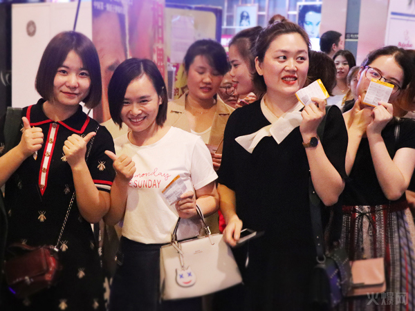 與愛(ài)同行,雙喜臨門!火爆網(wǎng)發(fā)放中秋禮品并包場(chǎng)邀請(qǐng)200名員工看電影! 與愛(ài)同行,雙喜臨門!火爆網(wǎng)發(fā)放中秋禮品并包場(chǎng)邀請(qǐng)200名員工看電影!