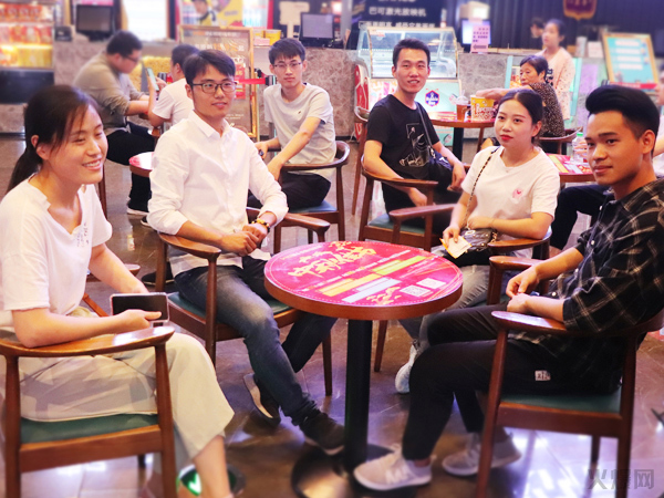 與愛(ài)同行,雙喜臨門!火爆網(wǎng)發(fā)放中秋禮品并包場(chǎng)邀請(qǐng)200名員工看電影! 與愛(ài)同行,雙喜臨門!火爆網(wǎng)發(fā)放中秋禮品并包場(chǎng)邀請(qǐng)200名員工看電影!