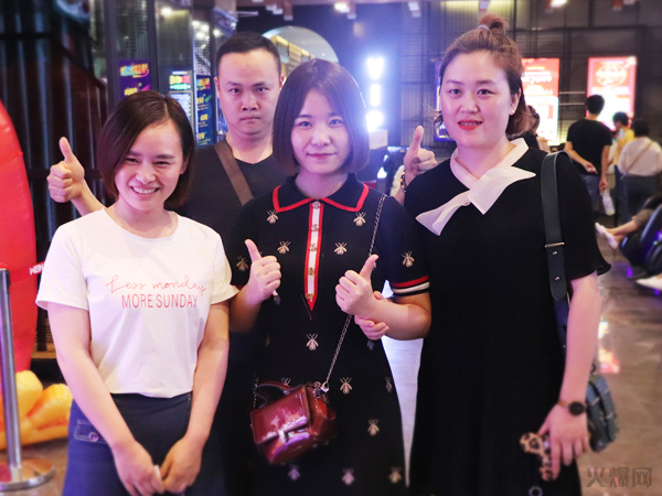 與愛(ài)同行,雙喜臨門!火爆網(wǎng)發(fā)放中秋禮品并包場(chǎng)邀請(qǐng)200名員工看電影! 與愛(ài)同行,雙喜臨門!火爆網(wǎng)發(fā)放中秋禮品并包場(chǎng)邀請(qǐng)200名員工看電影!