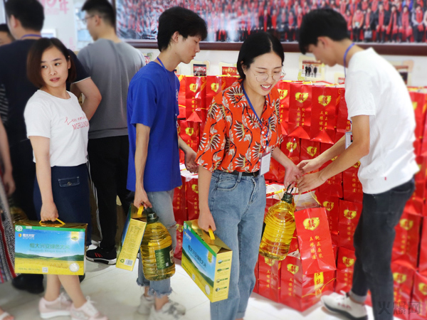 與愛(ài)同行,雙喜臨門!火爆網(wǎng)發(fā)放中秋禮品并包場(chǎng)邀請(qǐng)200名員工看電影! 與愛(ài)同行,雙喜臨門!火爆網(wǎng)發(fā)放中秋禮品并包場(chǎng)邀請(qǐng)200名員工看電影!